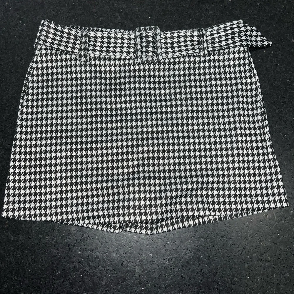 UEC RETRO EYE CANDY BELTED MINI STRETCH SKORT BLACK WHITE HOUNDSTOOTH PRINT SZ L